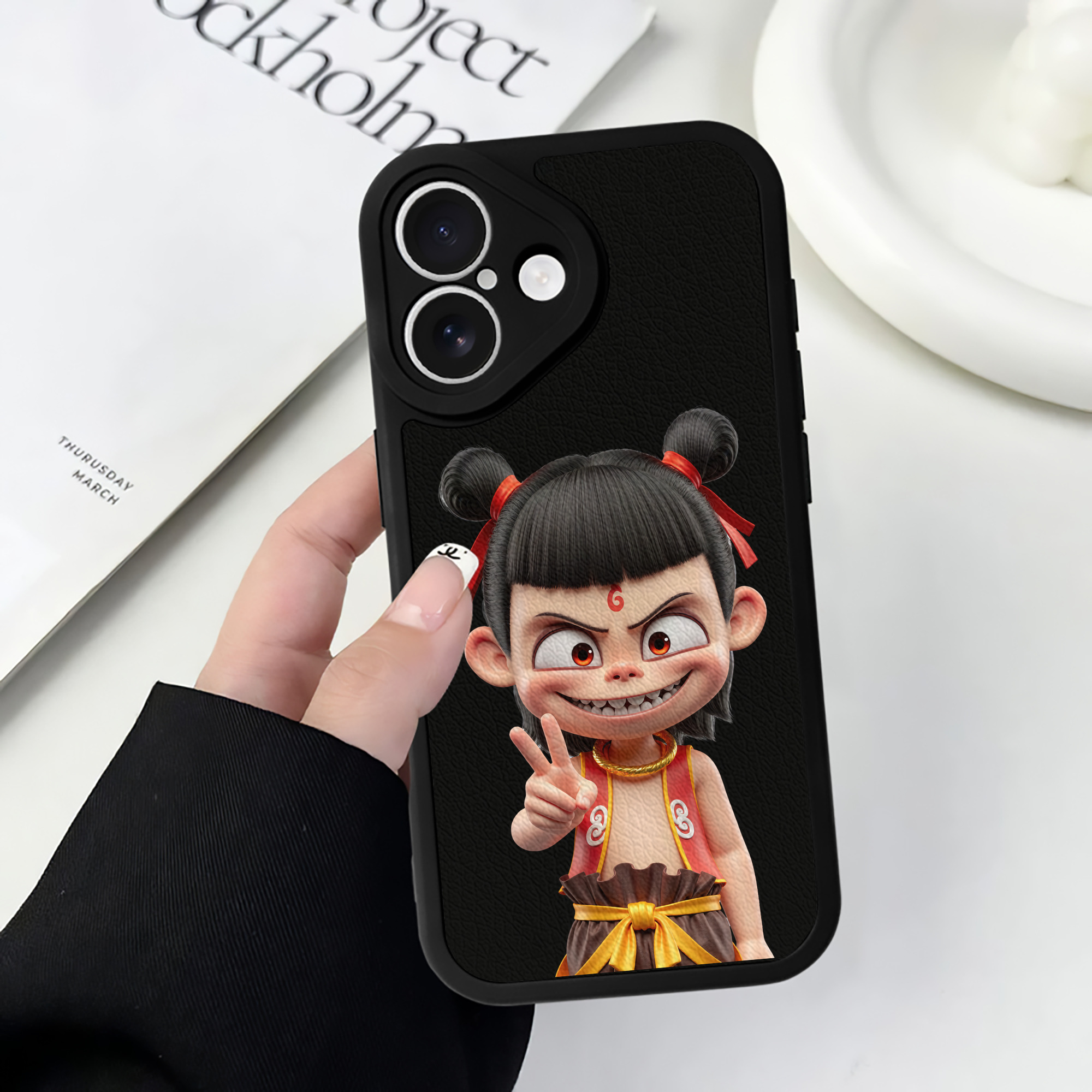 （画像用） Ne Zha 2 ナタ 魔童の大暴れ 【iPhone 16シリーズ対応】シリコンスマホケース（レザー調） 材質：シリコン